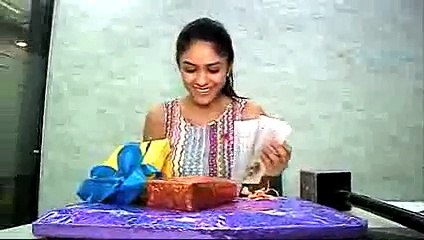 Bulbul Ko Uske Fans Ne Di Dher Saari Gift - 8 August 2015 - Kumkum Bhagya