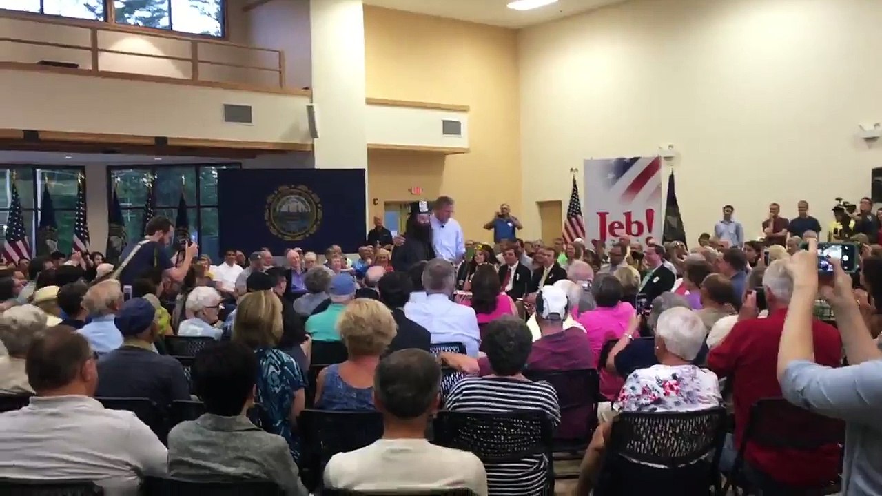 Jeb Bush prays with that guy who carries daisies
