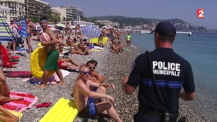 Des démineurs font exploser un obus de la seconde guerre mondiale sur la plage de Nice