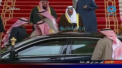 رئيس الوزراء السابق ناصر المحمد ينتظر سيارته لمغادرة مجلس الأمة بعد أن حضر الجلسة الافتتاحية لمجلس 2012
