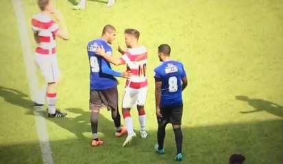 Il marque involontairement en voulant rendre le ballon à l'adversaire