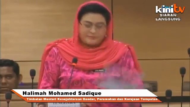 Pertembungan tali leher, baju merah, dewan tegang