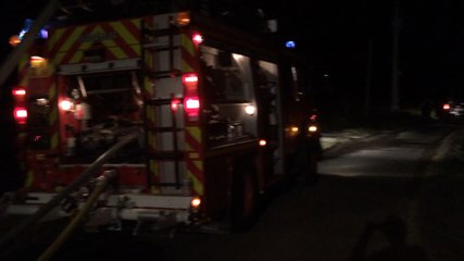 Maison détruite par le feu : les pompiers déblaient