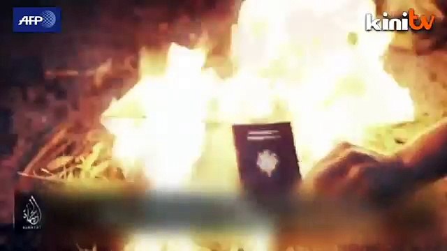 Frenchmen burn passports in IS video
