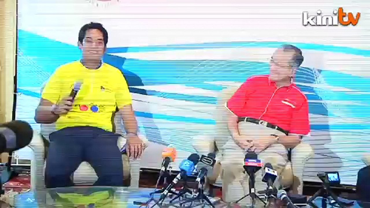 Bincang 1MDB di mesyuarat Umno: Dr M, Khairy tersenyum