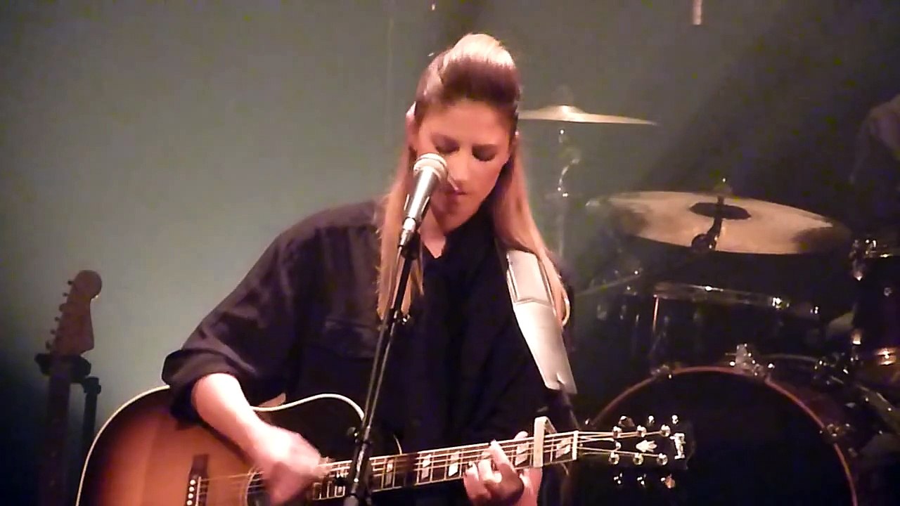 Claire Denamur - La nuit je mens (Alain Bashung cover) @ Café de la Danse