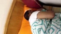 طالب في جامعة البترول يشرح وهو غاطس في النوم !!
