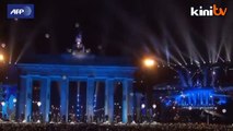 Thousands of balloons rise to sky to fete Berlin Wall fall