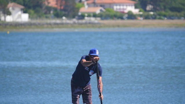 SI COMME TITOUAN PUYO, TU AIMES LE STAND UP PADDLE, PRENDS TA LICENCE DANS UN CLUB DE LA FEDERATION FRANÇAISE DE SURF !