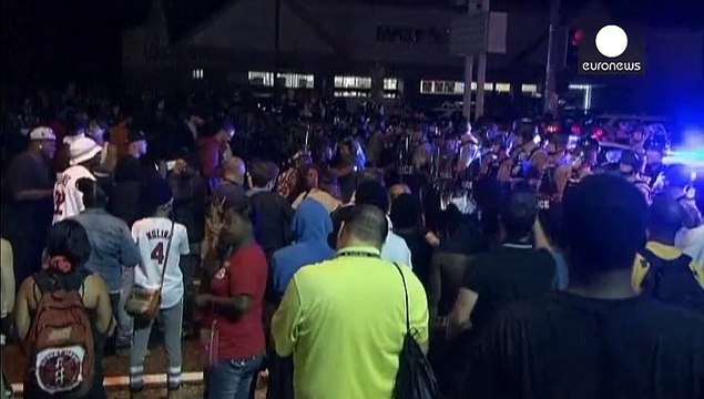 В Фергюсоне в годовщину гибели Майкла Брауна стерляли в полицию