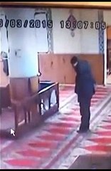 Daikhein Bacha kaisa Namaz kai dauraan apne baba kay sath mastian kar rha ha Video internet per viral