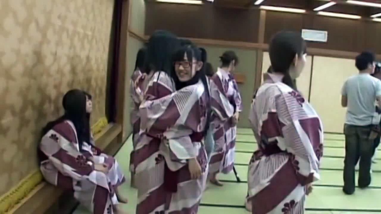 柏木由紀　まゆゆにおっぱいを揉まれるゆきりん