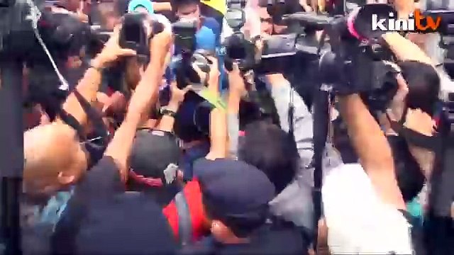 Tian Chua, Nik Nazmi antara yang cuba rempuh halangan polis