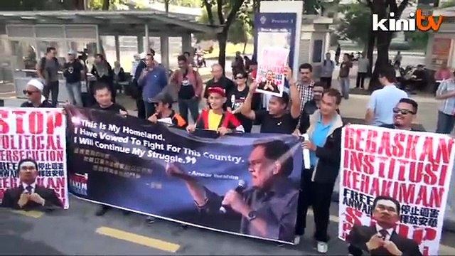 Liwat II: Sedikit kekecohan ketika Anwar tiba di mahkamah