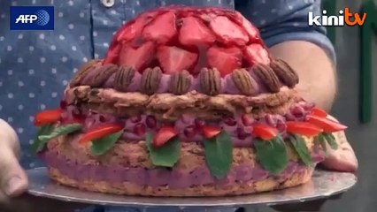 Gorilla gorges on gourmet birthday cake at London Zoo