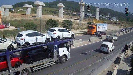 Un camion désintègre une voiture