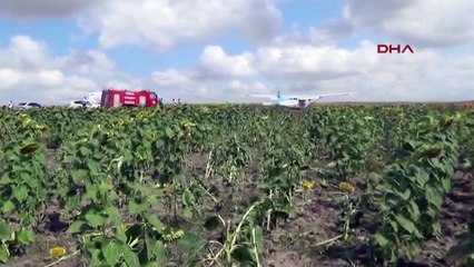 Video herunterladen: Eğitim uçağı tarlaya zorunlu iniş yaptı