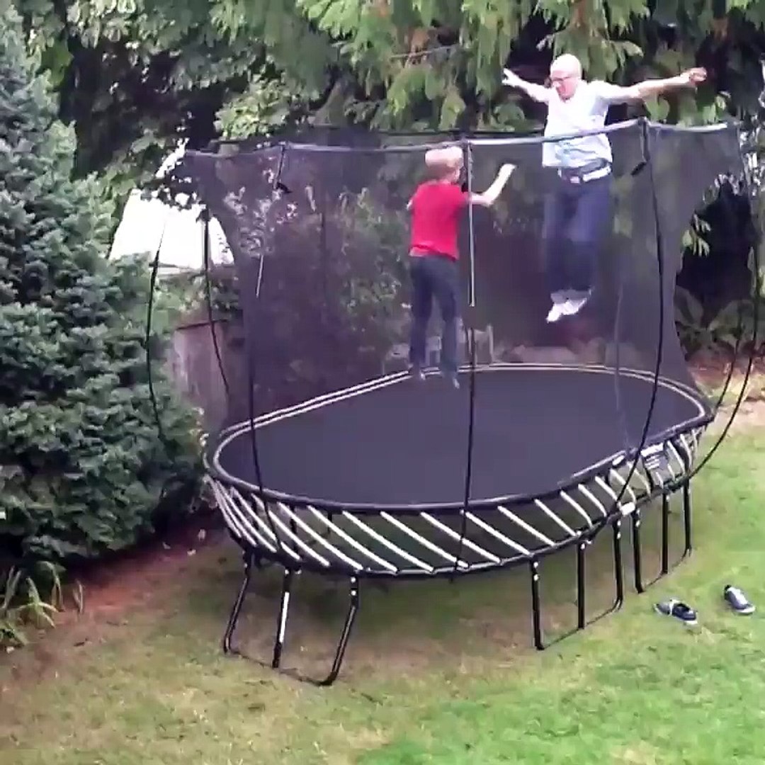 Ce Petit A Beaucoup De Chance Alors Qu Il Tente Un Salto Arriere Sur Son Trampoline Video Dailymotion
