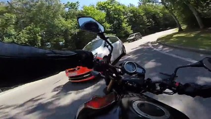 Une voiture de la police Belge évite de justesse un motard !