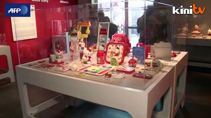 Скачать видео: LA exhibit marks 40th anniversary of Hello Kitty