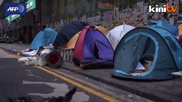 Hong Kong: Police swoop in on democracy protest site