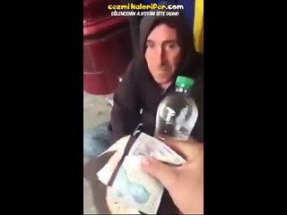 Evsiz İnsanlara Yemek Verip Beşlik Çakan Adam