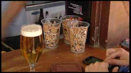 Bebidas gratis a cambio de limpiar la playa de colillas