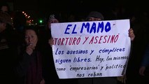 Chilenos celebran muerte de exjefe de policía de Pinochet