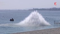 Des démineurs font exploser un obus de la seconde guerre mondiale sur la plage de Nice