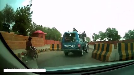 عوام کو تنگ کرنے والے وی آئ پی پروٹوکول کو آرمی کے ایک جوان نے کس طرح روک کر سب کو گاڑیوں سے اتار دیVip Protocol Interce