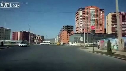 YouTube: Tras impresionante choque, mujer salió expulsada de un auto