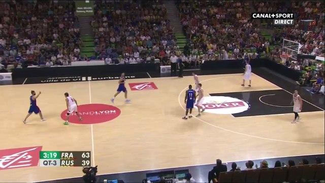 Le magnifique alley-oop renversé de Nicolas Batum