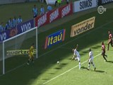 Vasco quase faz gol contra duas vezes no mesmo lance