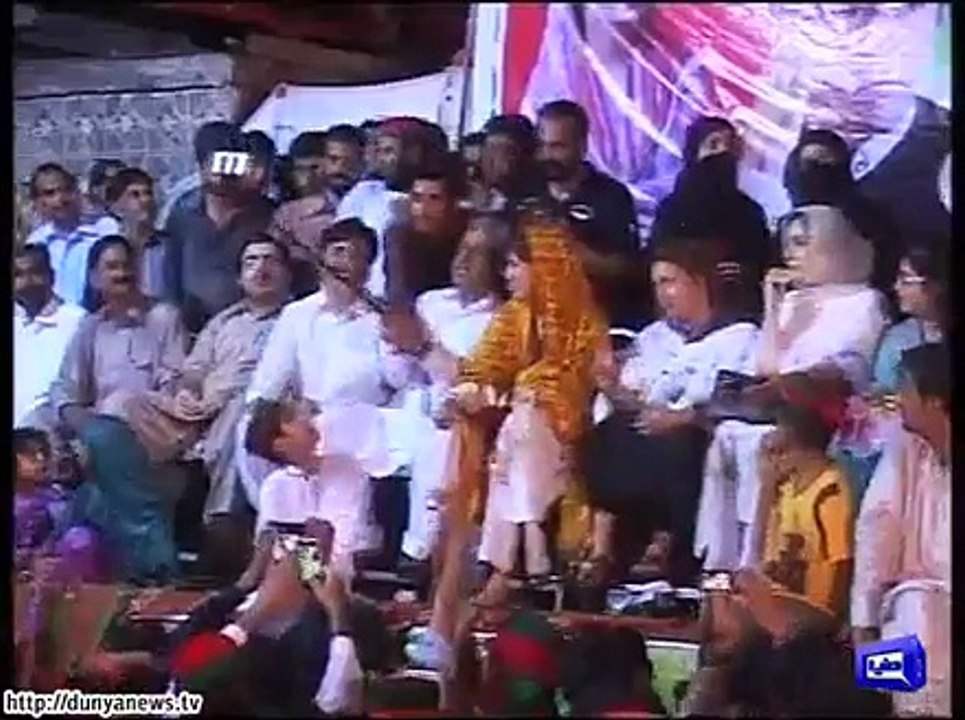 ARY NEWS ,  Gift being offered by politicians for votes during elections , 10 Aug 2015