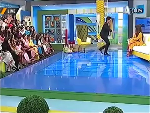 Check Reply Of Reema Khan After Sahir Lodhi Kisses and Hug Her in Live Show