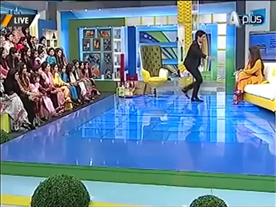 Check Reply Of Reema Khan After Sahir Lodhi Kisses and Hug Her in Live Show