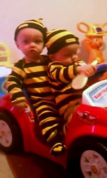 Baby twins fighting!Everything about twins Funny twin videos 面白い赤ちゃん Vidéos jumelles drôles