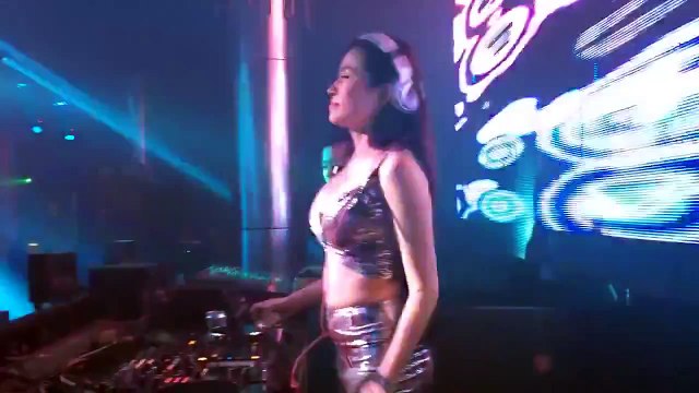 DJ Ruby Nguyễn - DJ Sexy Khoe vếu khủng ở Bar