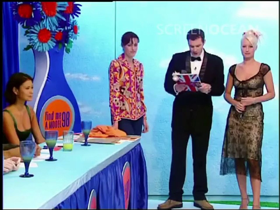 Tom Hardy, 20 ans, défile à la télé anglaise (1998)