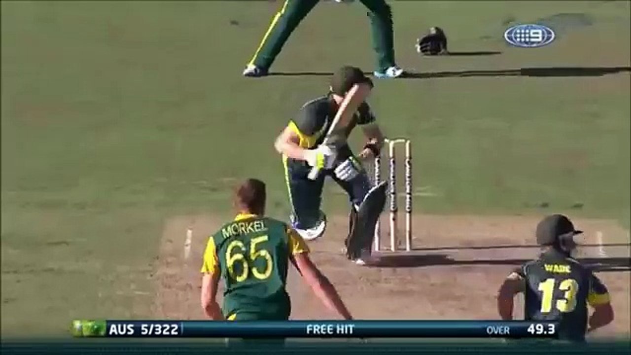 Steve Smith shot between legs