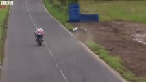Accident impressionnant d'un pilote de moto en plein Grand Prix ! Guy Martin 2015