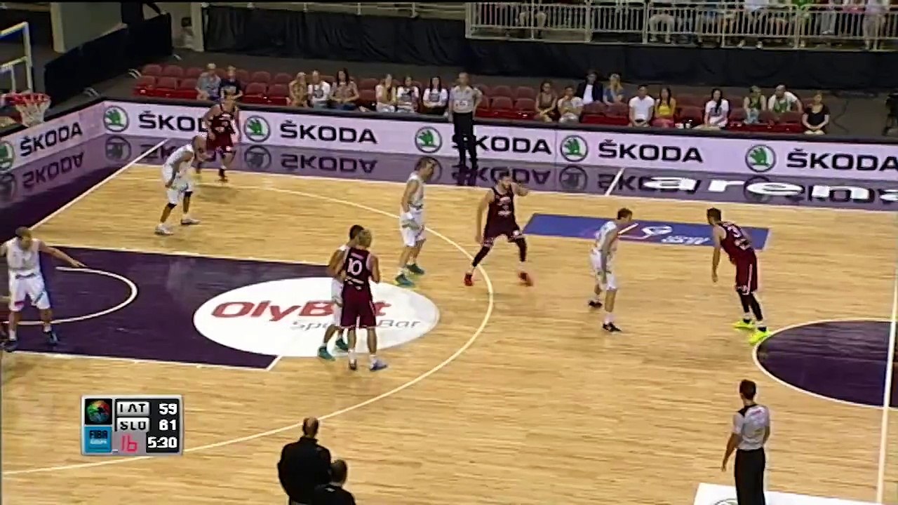 Le panier à trois points improbable de Žanis Peiners