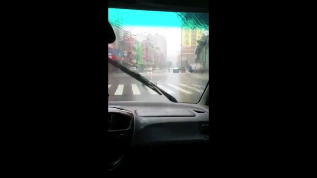 Un scooter soulevé par la tornade Soudelor à Taiwan !