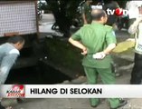 Terperosok ke Selokan Saat Banjir, Ibu dan Anak Hanyut