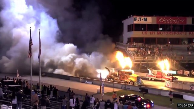 Spectacle Dragsters Trucks Cracheurs de Feu