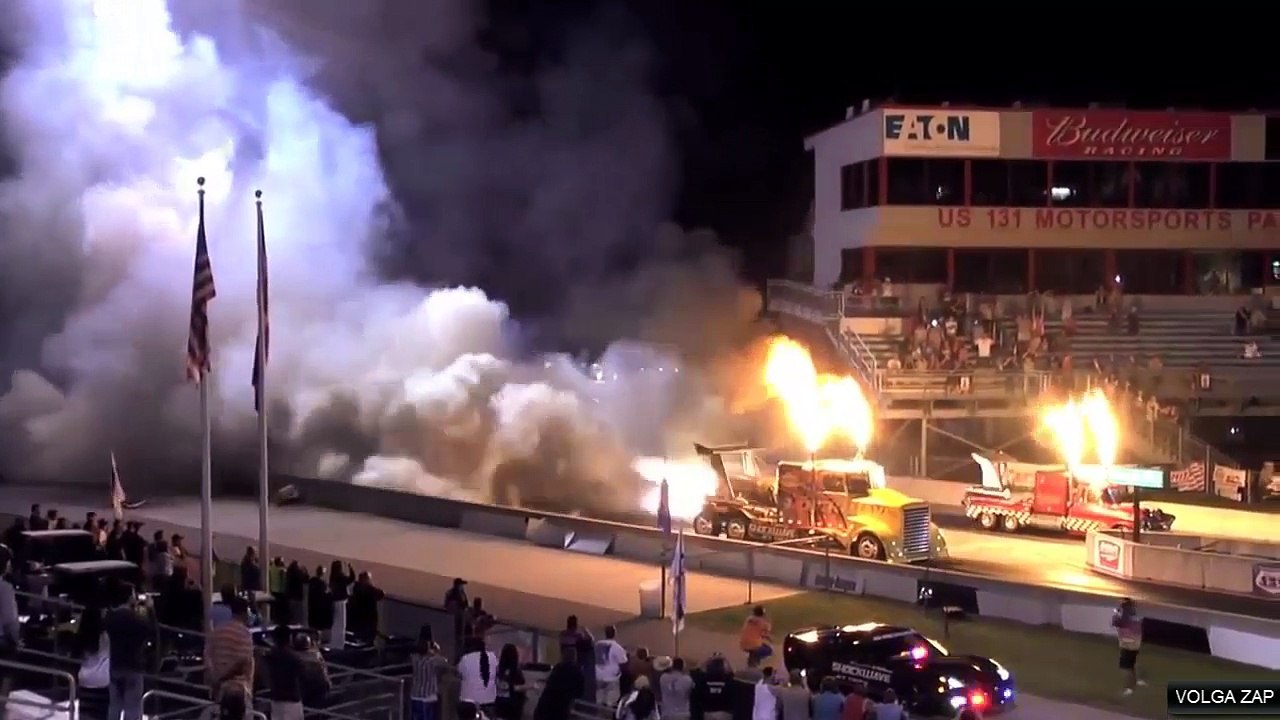 Spectacle Dragsters Trucks Cracheurs de Feu