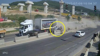 Un camion pulvérise une voiture contre un énorme bloc de béton