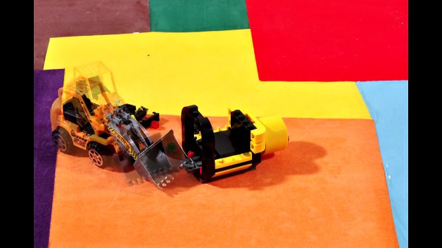 Мультики про Машинки. Трактор собирает Конструктор - Подводную Лодку