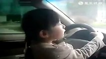 Pais filmam criança dirigindo carro em alta velocidade por rodovia na China; veja vídeo