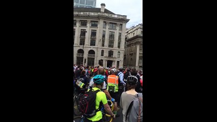 Motorcyclist refuses to stop engine during silence for dead cyclist